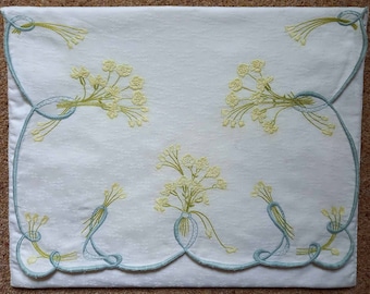 エドワード朝のナイトドレスケース - 手刺繍のソサエティシルク - アールヌーボー - 花柄 - 花の裏地付きナイトガウンケース - ランジェリーケース - 模様入りコットン