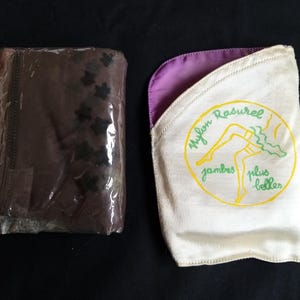 以下が含まれることがあります： 星柄のダークブラウンのナイロンストッキングが透明なパッケージに入っており、紫色の裏地が付いたクリーム色のポーチの隣にあります。ポーチには黄色と緑のイラストと「Nylon Rasurel jambes plus belles」の文字が描かれています。