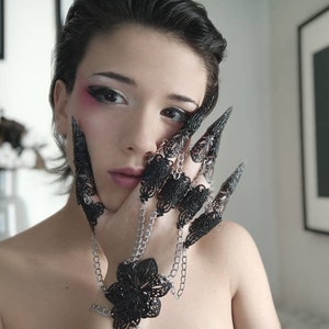 Black Claws, Gothic Glove with Claw Rings &quot;Reynisfjara&quot; Halloween Hand Jewelry, Gift for Goth Girlfriend, Gothic Wedding Jewelry, Witch Ring
