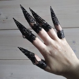 Black Finger Claws &quot;Syl&quot; - Hand Armor Ring - Drag Queen Accessories, Girlfriend Gift, Gothic Gift