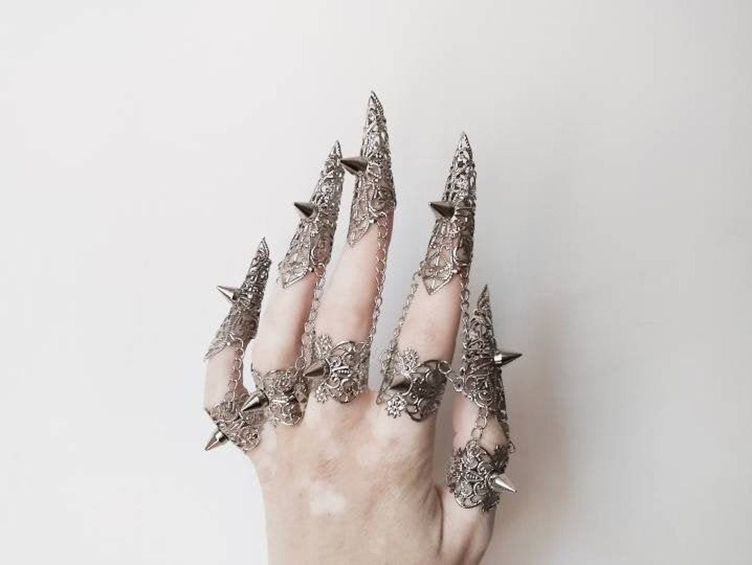 Gothic Finger Nail Tip Claw Rings Claws Knuckle Finger Ring Bracelet with  Chain Queen Costume Nail Rings Decoration Accessory for Women (Silver)