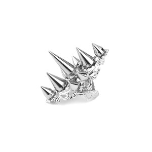 Pu&ograve; includere: Una corona d'argento con un design decorativo e punte affilate. La corona &egrave; in metallo e ha una finitura lucida.