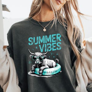 Sommer Vibes T-Shirt, Komfort Farben, Highland Kuh Liebhaber, lustige Kuh Shirt, Strand tragen, Sommer T-Shirt, Sommerferien Shirt, Geschenk für Sie / Ihn