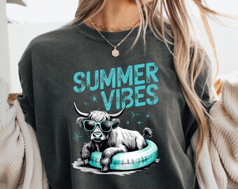 T-shirt Summer Vibes, couleurs confortables, amateur de vaches Highland, chemise vache drôle, tenues de plage, t-shirt d'été, chemise vacances d'été, cadeau pour lui/elle