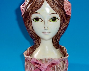 PORTE ROUGE À LÈVRES des années 1950, dame en papier mâché, tête de femme Hong Horizon, brevet en instance de grands yeux larges, cheveux en papier mâché, noeuds roses, maquillage vanité