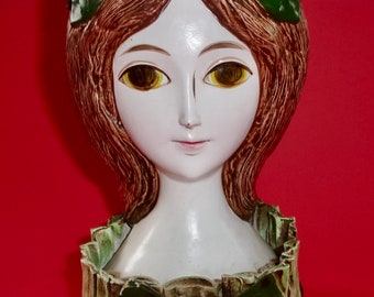 PORTE ROUGE À LÈVRES des années 60, composite, femme, tête, grands yeux larges, cheveux en papier mâché, noeuds verts, maquillage, vanité, cadeau de collection