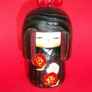 KOKESHI DOLL JAPANESE Creative Coarse Wood Grain Hand Carved Japan Red Bow Apple Blossoms Kimono Painted Crafted Female Figure Vintage Asian