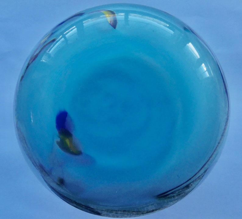 Peut inclure: Un vase rond en verre bleu avec une surface textur&eacute;e et quelques petits motifs de poissons color&eacute;s.