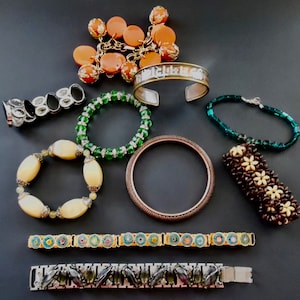 VINTAGE BRACELETS LOT 10 Ten Cuff Stretch Clasp Faceted Green Glass Lucite Hawaiian Seed Milliefiori Micro Mosaic Tibetan Coral Lucite Mesh