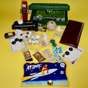 SINGER BUTTON HOLER Attachment Vintage Assorted Sewing Notions Atomic Needles Lavigne Measuring Tape France Buttons Leather Pouch De Long