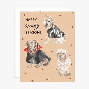 Tarjeta de felicitación de Halloween con perros: perros disfrazados de vampiro, esqueleto y momia.