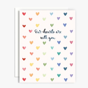Nuestros corazones están contigo tarjeta de simpatía de acuarela - tarjeta de acuarela - pintada a mano - tarjeta de aliento - tarjeta de simpatía - corazones arco iris