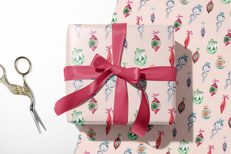 Cadeaupapier met vintage kerstversieringen – Roze kerstcadeaupapier met aquarelprint afbeelding 1