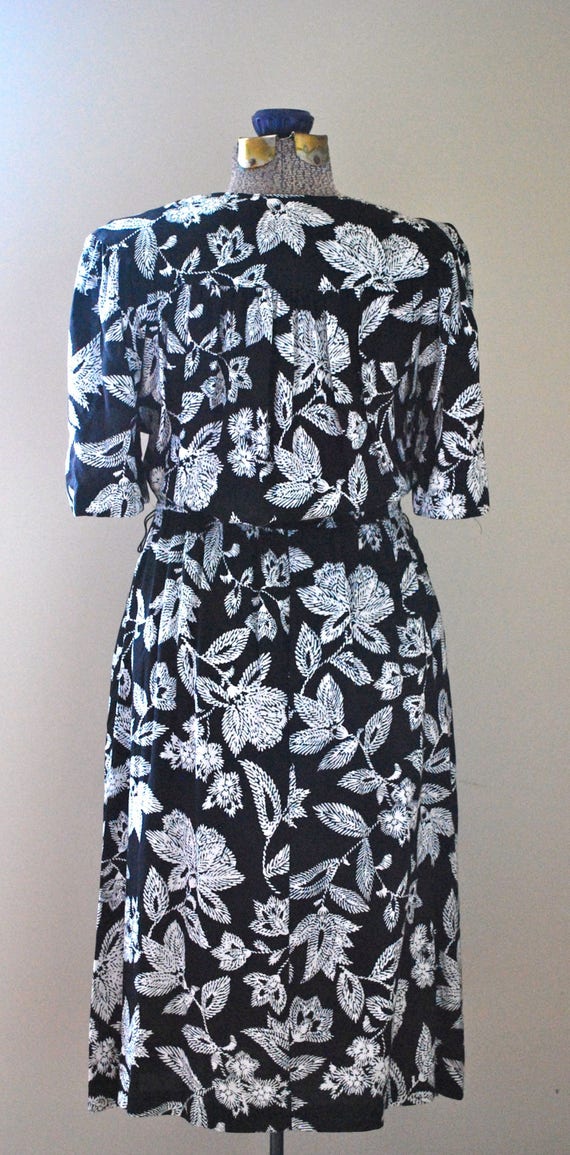 Black & White Floral Dress - image 9