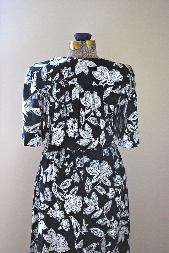 Black & White Floral Dress - image 8