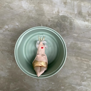 Regina in lattina, statuetta in ceramica, piccola donna