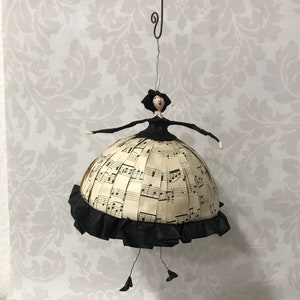 Ballerina in cartapesta/carta artistica da appendere