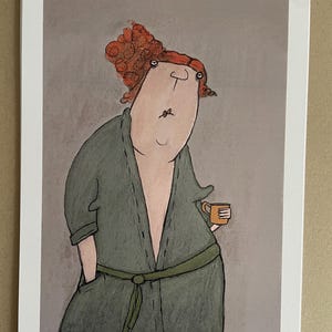 Könnte beinhalten: Eine Cartoon-Illustration einer Person, die einen grünen Morgenmantel mit Gürtel trägt und eine kleine orange Tasse hält. Die Person hat rote Haare und einen ernsten Gesichtsausdruck.