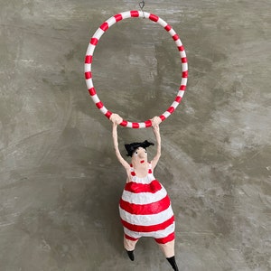 Piccolo artista, cartapesta, paperclay, piccola figura da appendere