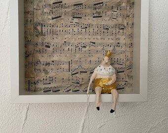 Lonely king, ceramic and papier-mâché, king in a frame
