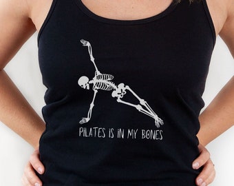 PILATES BONES Damen Racerback Tank Top, Pilates Halloween Tank Top, Pilates Skelett Shirt, Pilates Geschenk
