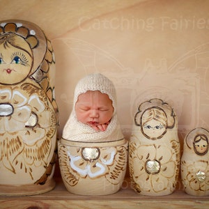 Digitaler Hintergrund/Vorlage/Fotografie/Photoshop „Matroschka, neugeborenes russisches Baby“. Direkter Download.