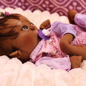 Tyg Baby Doll Cabbage Patch Barn?  Тряпичная кукла 縫いぐるみ人形 Black Poupée Puppe Nyfödd Biracial Bambola di pezza Justina