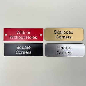 Op de afbeelding: Vier rechthoekige naamplaten met tekst. De bovenste links is rood en zegt "With or Without Holes". De bovenste rechts is goud en zegt "Scalloped Corners". De onderste links is zwart en zegt "Square Corners". De onderste rechts is zilver en zegt "Radius Corners".