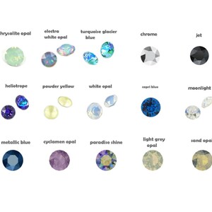 Puede incluir: Una colecci&oacute;n de piedras preciosas de &oacute;palo de colores, cada una etiquetada con su nombre. Los colores incluyen &oacute;palo pac&iacute;fico, &oacute;palo crisolito, azul glaciar turquesa, cromo, jet y plata noche. Otros colores son &oacute;palo azul cielo, heliotropo y amarillo polvo.