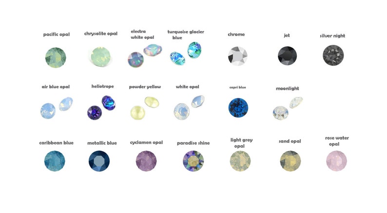 Puede incluir: Una colecci&oacute;n de piedras preciosas de &oacute;palo de colores, cada una etiquetada con su nombre. Los colores incluyen &oacute;palo pac&iacute;fico, &oacute;palo crisolito, azul glaciar turquesa, cromo, jet y plata noche. Otros colores son &oacute;palo azul cielo, heliotropo y amarillo polvo.