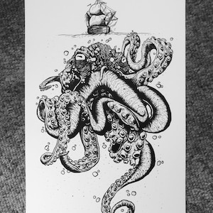 Puede incluir: Dibujo en tinta negra y blanca de un pulpo con muchos tentáculos que envuelven un barco que se hunde. El pulpo tiene una cabeza grande con ojos detallados y un cuerpo texturizado.
