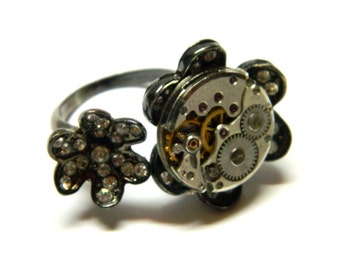 Steampunk-Ring Blumen der Zeit, graphitschwarzer Schmuck, handgefertigtes verziertes Miniaturuhrwerk, Kristalle, verstellbarer Ring, Hochzeitsgeschenk