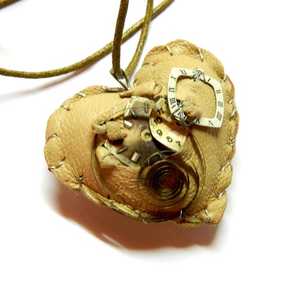 Steampunk Big Wounded Heart cadeau d’anniversaire unique, bijoux pendentif collier fait main, cuir caramel véritable cousu à la main, ressort, cadrans de montre