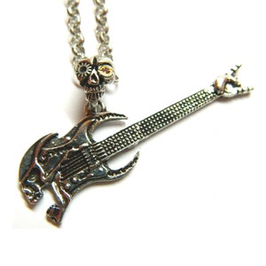 Pode incluir: Um conjunto de três canecas de cerâmica com acabamento fosco e salpicado. As canecas são em tons de creme, cinza claro e cinza escuro. Cada caneca tem um design simples e minimalista, perfeito para café ou chá.