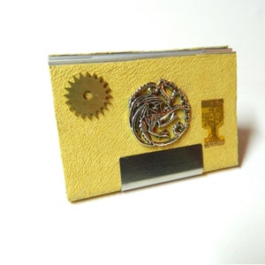 Tarjetero amarillo "Drakon, que guardaba las manzanas doradas", Steampunk para hombre, pastillero, regalo único para mujer, moda, ante suave