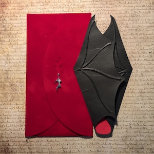 Tarjeta de felicitación para el día de San Valentín con sobre de terciopelo y diseño de murciélago de boda gótica