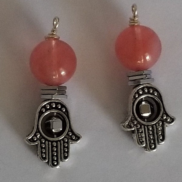 Petites boucles d'oreilles de protection en quartz cerise semi-précieux, hématite et perles de hamsa, petites boucles d'oreilles rose fuchsia élémentaires, bijoux pour yoga taureau