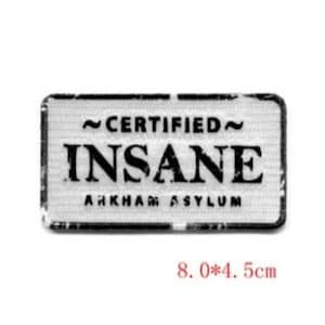 Pode incluir: Remendo branco com texto preto que diz "~CERTIFICADO~ INSANE ARKHAM ASYLUM". O remendo mede 8,0 por 4,5 centímetros.