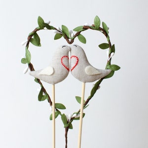 Love Birds Hochzeitstorte Topper: Gesticktes Herz & grüner Kranz