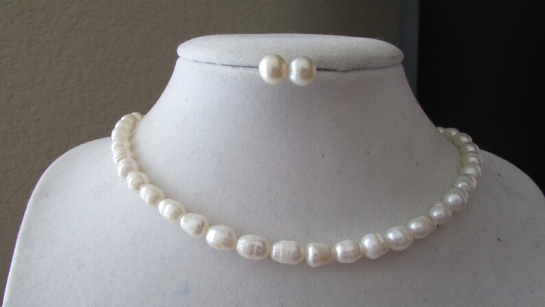 Set of Pearl-Petite White Rice Pearl Necklace, Stud Pearl Earrings, Rice Pearl Necklace,Bridal Gift,Wedding Gift bild 5