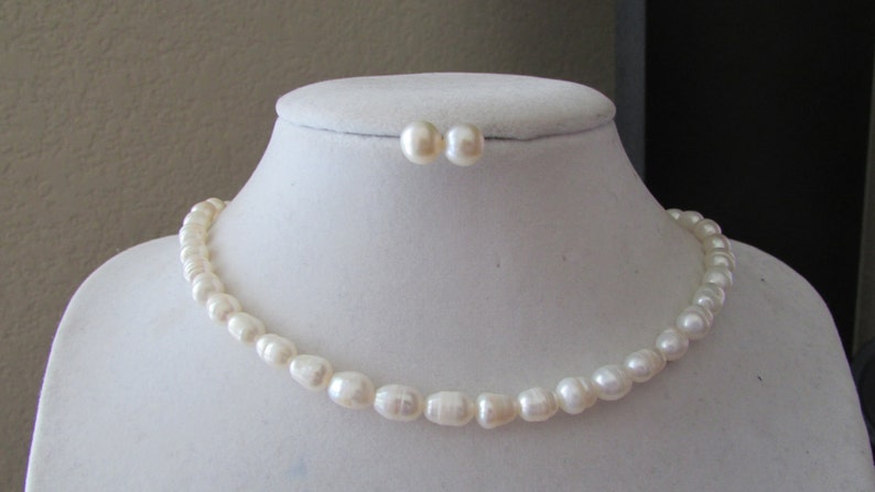 Set of Pearl-Petite White Rice Pearl Necklace, Stud Pearl Earrings, Rice Pearl Necklace,Bridal Gift,Wedding Gift bild 1