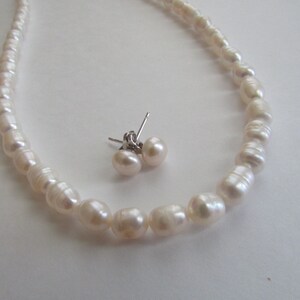 Set of Pearl-Petite White Rice Pearl Necklace, Stud Pearl Earrings, Rice Pearl Necklace,Bridal Gift,Wedding Gift bild 4