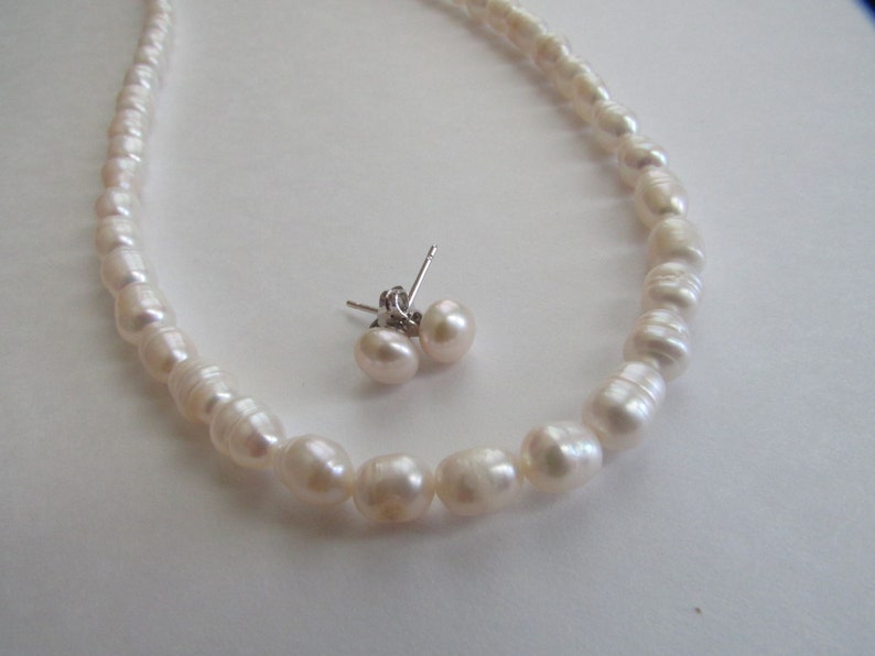Set of Pearl-Petite White Rice Pearl Necklace, Stud Pearl Earrings, Rice Pearl Necklace,Bridal Gift,Wedding Gift bild 4