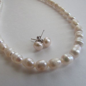 Set of Pearl-Petite White Rice Pearl Necklace, Stud Pearl Earrings, Rice Pearl Necklace,Bridal Gift,Wedding Gift bild 3