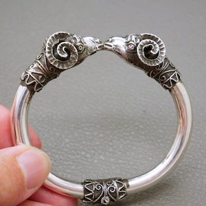 Pulsera vintage de plata de ley con cabeza de carnero: brazalete con bisagra de los años 80, joyería artesanal de estilo bohemio.