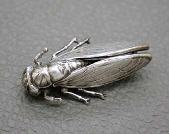 Antike Zikade-Brosche aus massivem Silber – Anstecknadel im Insekten-Design – seltener Sammlerschmuck aus den 1920er Jahren, Retro-Unisex-Accessoire
