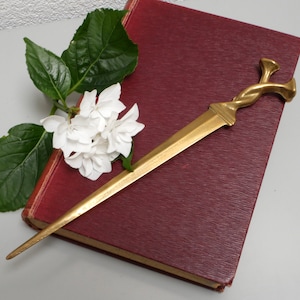 Abridor de cartas de latão L22cm Tema de carpintaria, alça de unhas torcidas estilizadas, acessório de mesa de escritório Man cave/bookworm, ferramenta de mesa vintage