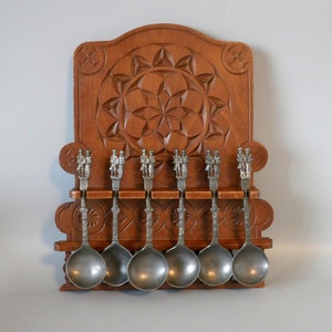 Antico porta cucchiai olandese intagliato in legno Kerfsnede con cucchiai in peltro, intaglio del legno a scaglie del 1900