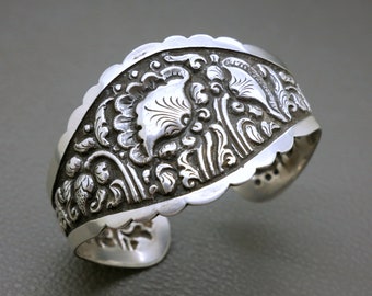 Antique 800 Silver Cuff Bracelet with Lotus Flower Decor - Yogya Javanese Asian Art Deco 1930s Yogyakarta Collectible Jewelry, 日惹銀