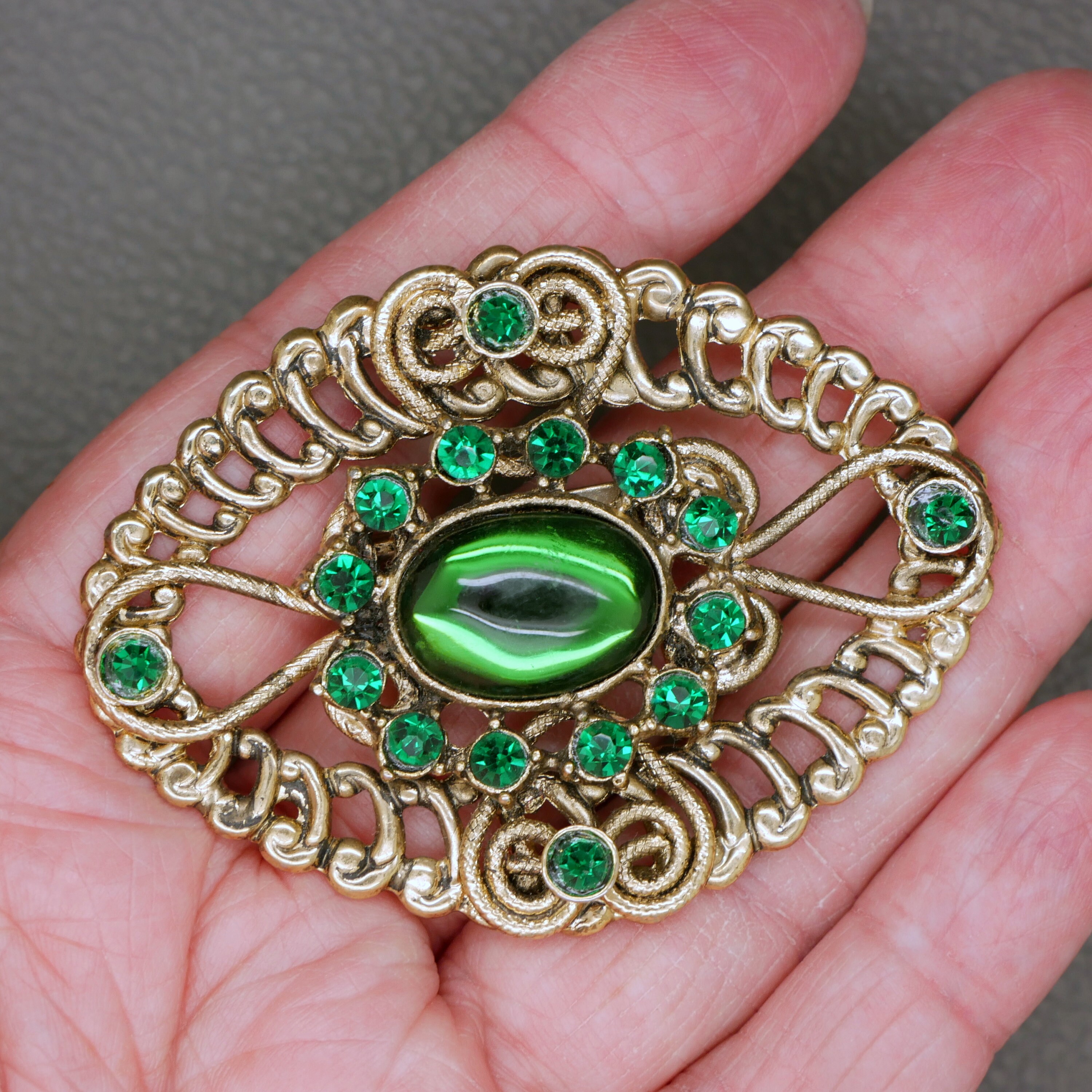 Broche Vintage Ronde Ajourée Avec Cristaux émeraude - Couleur Or Poli, Occasion